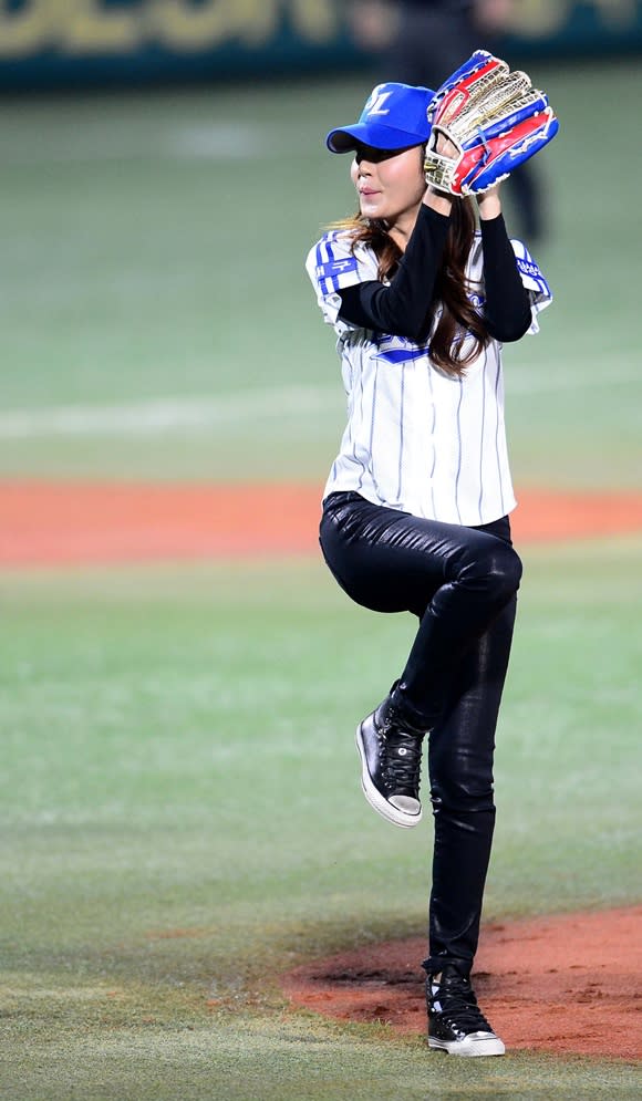 Kim Ha-neul makes a ball throw