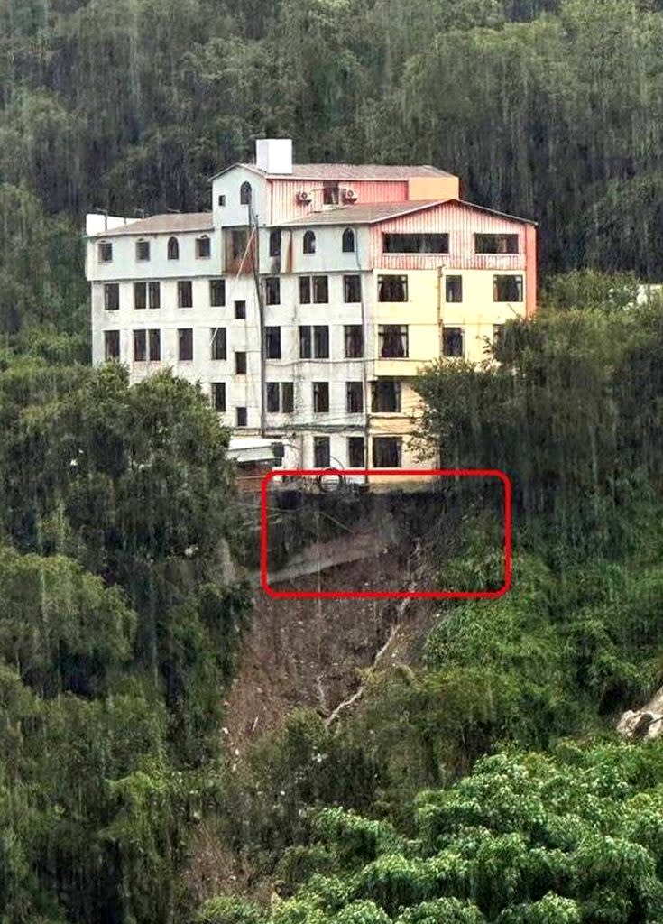 廬山麗來飯店昨日因大雨沖刷，地基疑似被掏空，建物岌岌可危。（記者陳金龍翻攝）