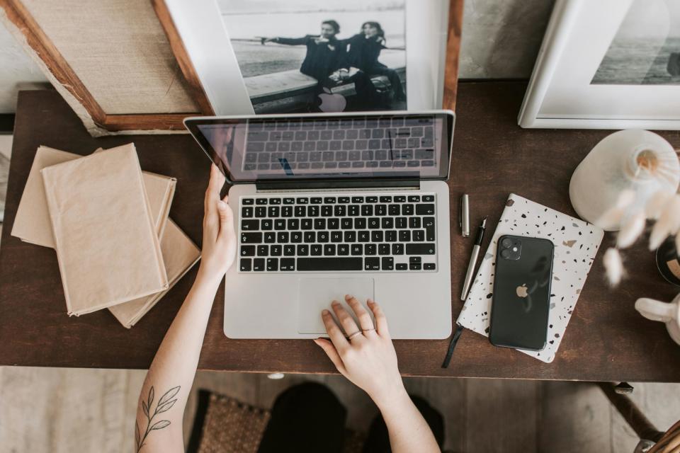 Analyst Ming-Chi Kuo sagt voraus, dass im Jahr 2026 ein neues, teures Macbook auf den Markt kommen könnte. (Symbolbild) - Copyright: Pexels, Vlada Karpovich