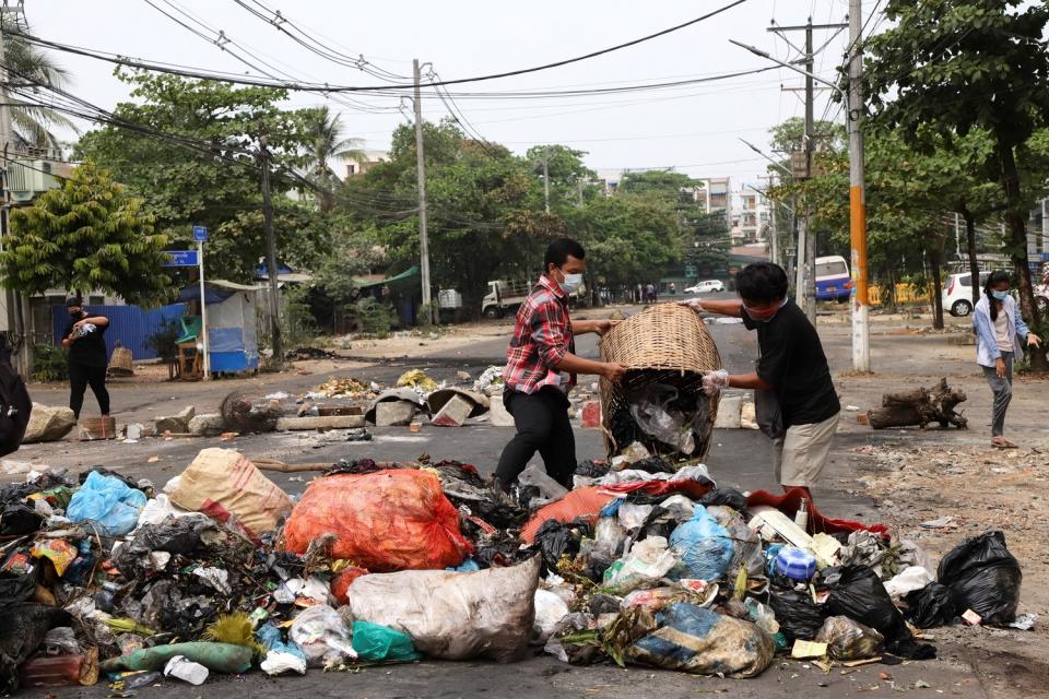 緬甸示威者發起新的公民不服從活動「垃圾罷工」，透過大量垃圾丟棄來癱瘓市區主要道路。   圖：路透社/達志影像