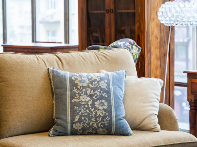 Eure Sofakissen können in eurem Schlafzimmer noch besser aussehen. - Copyright: Shutterstock