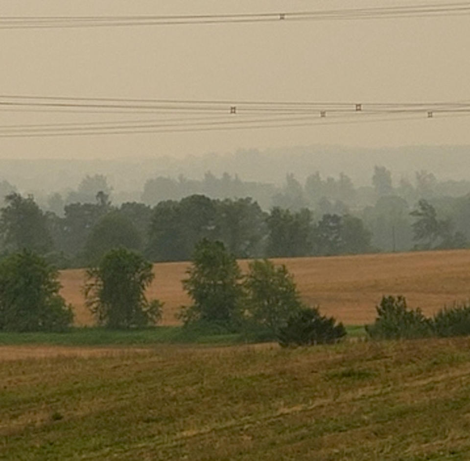 Wildfire smoke sifts into Ontario, Quebec, brings hazardous air quality