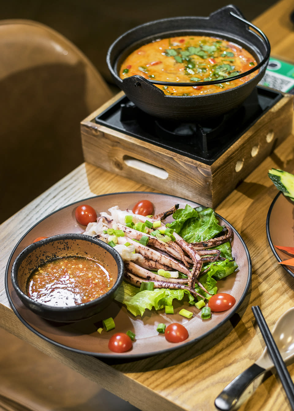 尖沙咀大型food court勁多打卡位！必食足料酸菜魚+巨型burger+大蝦冬蔭功     