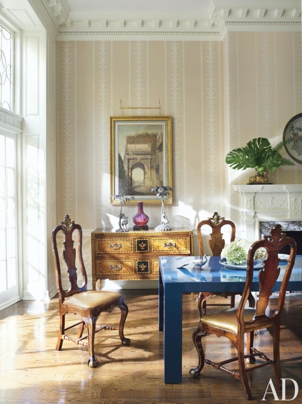 A lacquered Parsons-style table makes a modern statement in the dining room of a <a rel="nofollow noopener" href="https://www.architecturaldigest.com/story/thomas-jayne-philadelphia-townhouse-article?mbid=synd_yahoo_rss" target="_blank" data-ylk="slk:Philadelphia townhouse;elm:context_link;itc:0;sec:content-canvas" class="link ">Philadelphia townhouse</a> decorated by Thomas Jayne Studio.