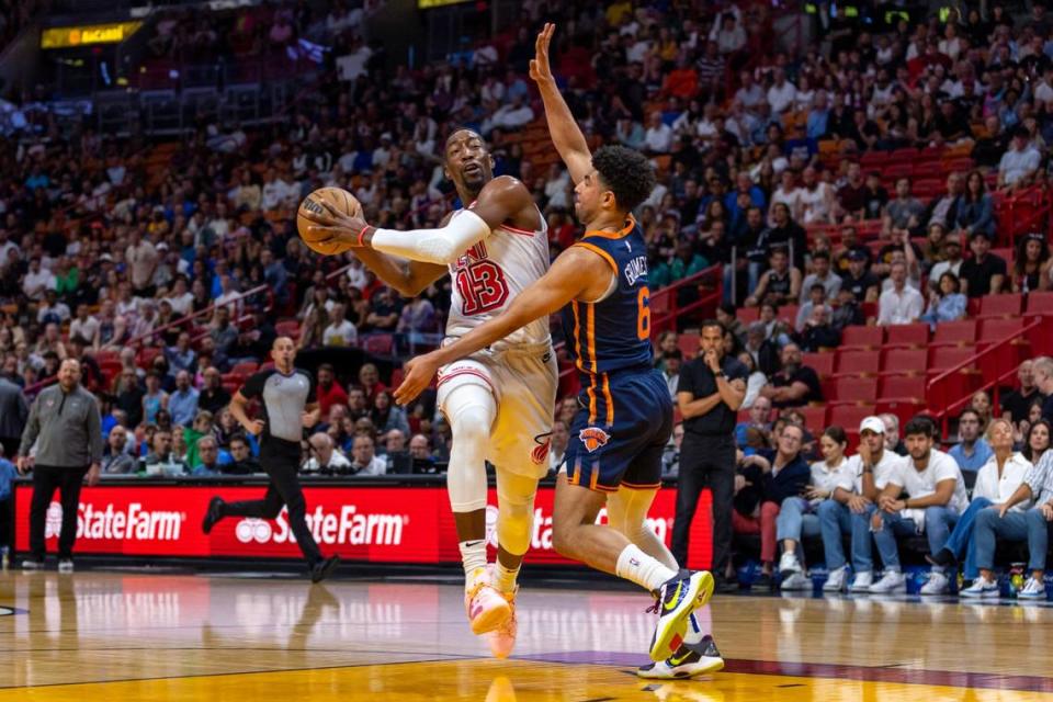 El jugador del Heat Bam Adebayo entra al aro ante la marca de Quentin Grimes, de los Knicks de Nueva York, en el partido celebrado el 22 de marzo de 2023 en Miami.