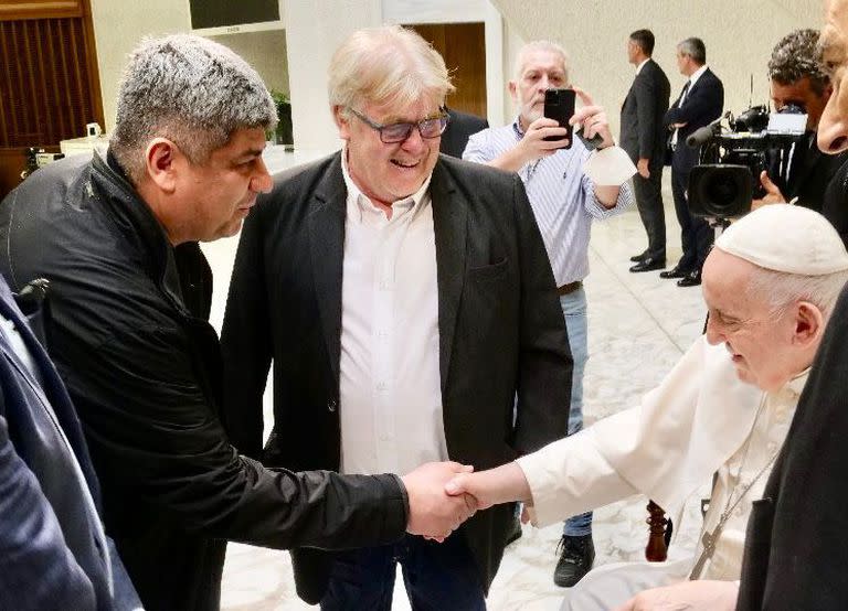 El papa Francisco saluda a Pablo Moyano; en el medio, Gustavo Vera