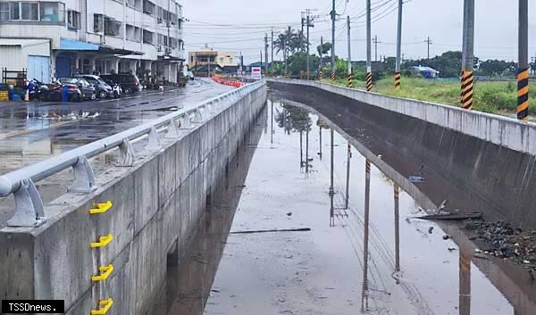 南市水利局爭取前瞻經費進行七股排水護岸治理工程，增加排水通水斷面，減緩七股科技工業區開發衝擊。<br /><br />（記者李嘉祥攝）