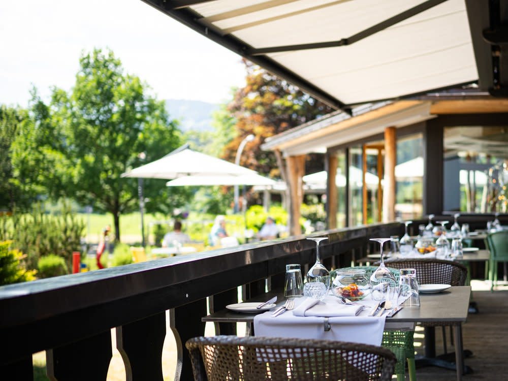 Gutes Essen auf dem Tisch, die Berge im Blick - so geht Frühlings-Wellness. Hier auf der Terrasse des Fine-Dining-Restaurants "Maxi" im Hotel "Das Freiberg" in Oberstdorf. (Bild: Frithjof Kjer/Das Freiberg)