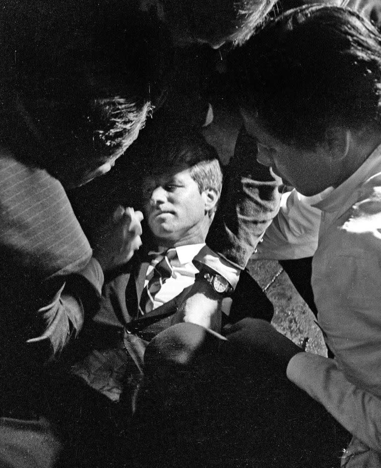 Robert Kennedy yace en el suelo tras ser baleado por Sirhan Bishara Sirhan en el hotel Ambassador de Los Angeles el 5 de junio de 1968