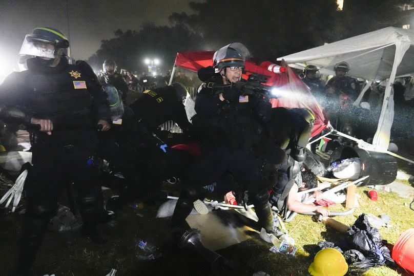 Die Polizei rückt auf pro-palästinensische Demonstranten in einem Lager auf dem UCLA-Campus vor, Donnerstag, 2. Mai 2024, in Los Angeles.