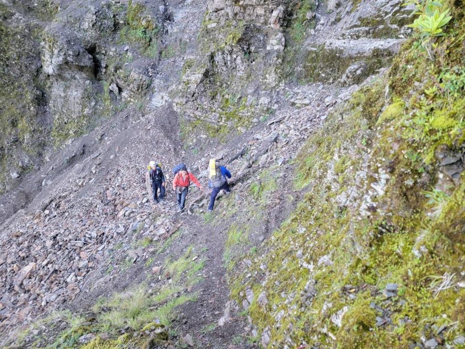 南投縣政府消防局搜救人員順利帶沈男下山。民眾提供