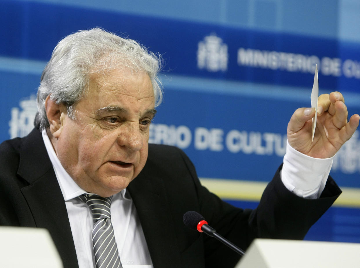 Spanish writer Juan Marse answers a question during a news conference in Madrid April 20, 2009. Marse will receive on April 23 the 2008 Literature "Premio Cervantes", Spain's top literary prize named after the 16th century Spanish author Miguel de Cervantes. REUTERS/Andrea Comas (SPAIN ENTERTAINMENT)