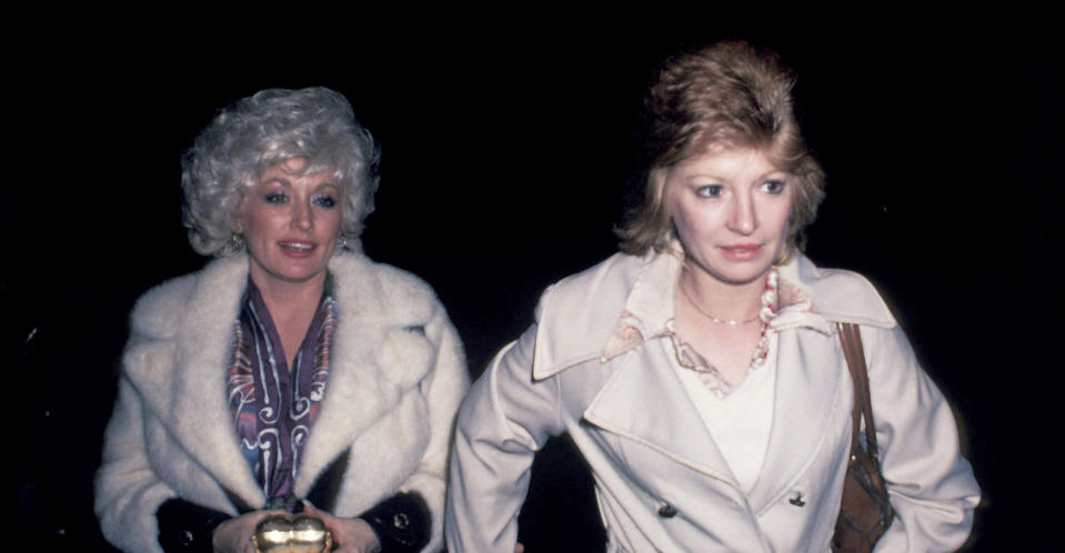 Dolly Parton with Judy Ogle in 1980. (Getty Images)