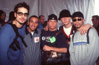 … den Backstreet Boys um den Globus. Die waren doch auch schon zigmal in Auflösung begriffen? Wirklich getrennt haben sich Howie Dorough, Alexander James McLean, Nick Carter und Brian Littrell aber nie – außer von ihrem Bandkollegen Kevin Richardson (l.), der 2006 endgültig bei den BSBs ausschied.