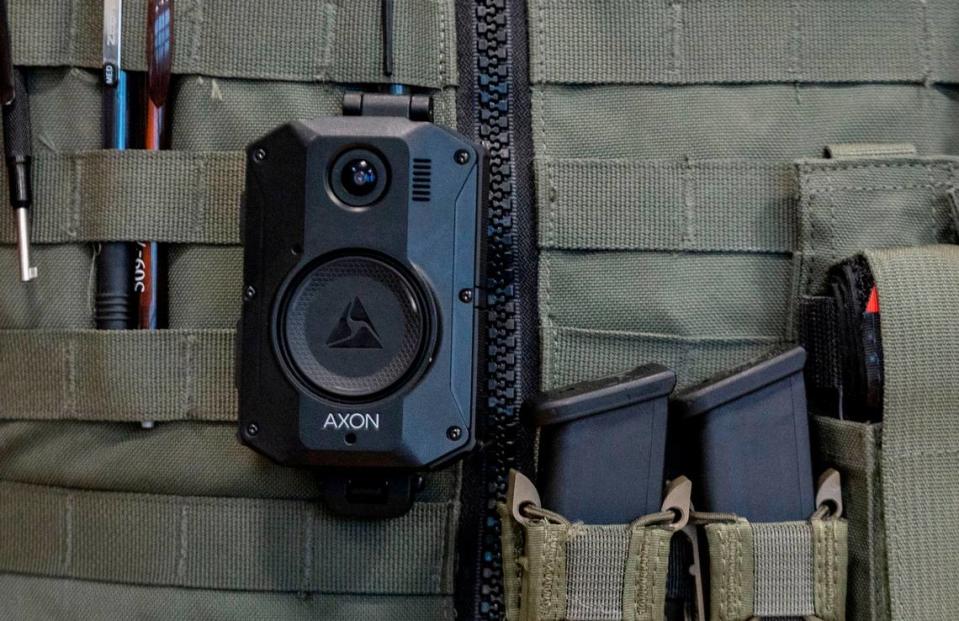 The Benton County Sheriff’s Office held an informational session about the new Axon body-worn camera system that deputies will be using now. Lieutenant Jason Erickson led the presentation in which he discussed why deputies transitioned to using body-worn cameras, how they work and what will be done with the data that is collected.