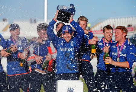 Cricket - England v New Zealand - Fifth Royal London One Day International - Emirates Durham ICG - 20/6/15 England's Eoin Morgan celebrates with the trophy and team mates after winning the Fifth Royal London One Day International Action Images via Reuters / Phil Noble Livepic