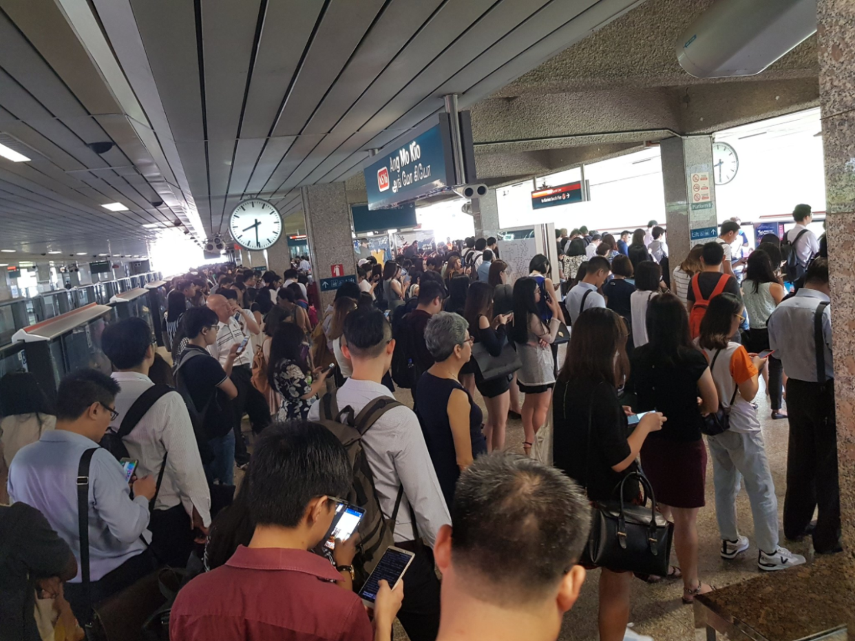 Commuters experienced crowded train platforms during an MRT disruption on Thursday (9 November) morning. (PHOTO: Twitter/Alexis Cheong)