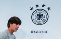 <p>Jogi Löw gibt auf einer Pressekonferenz im Trainingslager der deutschen Mannschaft in Ascona bekannt, welche vier Spieler nicht mit zur EM fahren können. Unter ihnen ist überraschend Marco Reus von Borussia Dortmund. (Bild: ddp images/Defodi) </p>