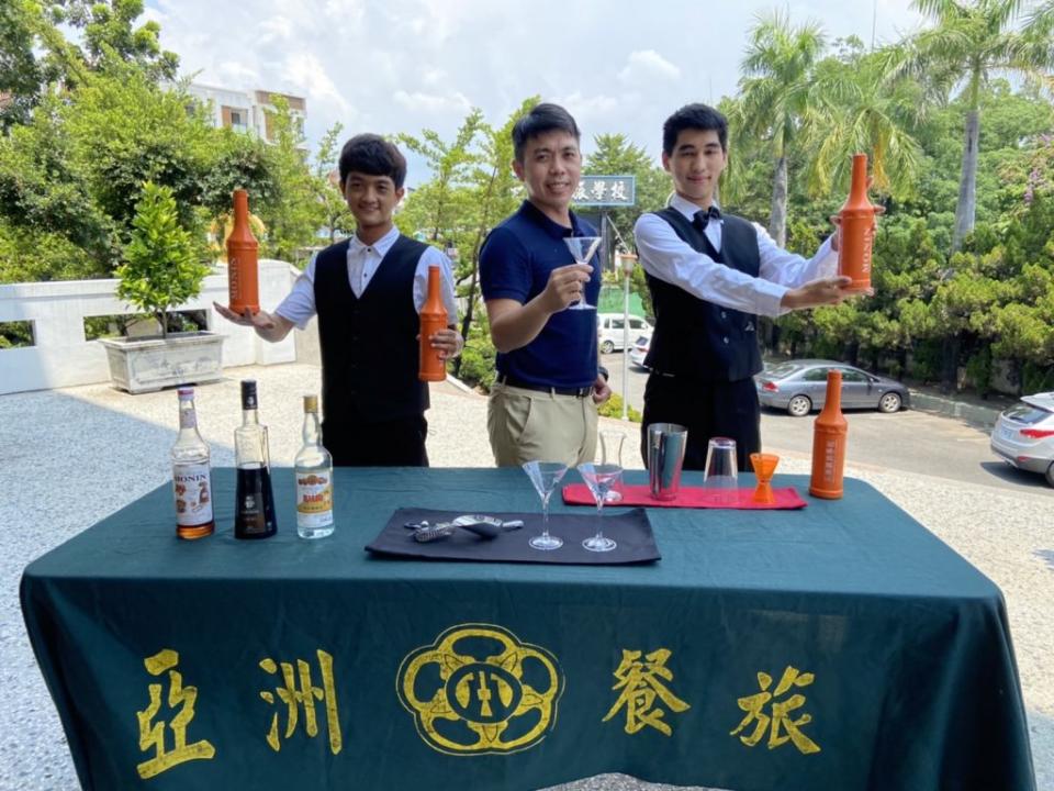 亞餐花式調酒選手受邀到台南海安餐酒節演出。（記者施春瑛攝）