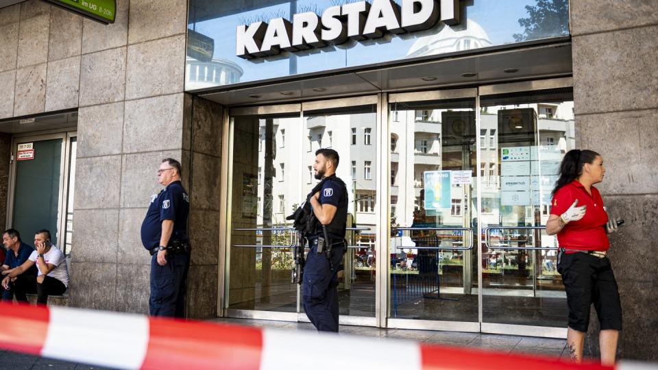 Polizeibeamte sichern das Kaufhaus Karstadt am Hermannplatz. Unbekannte haben einen Raubüberfall auf ein Bankfiliale hier verübt.