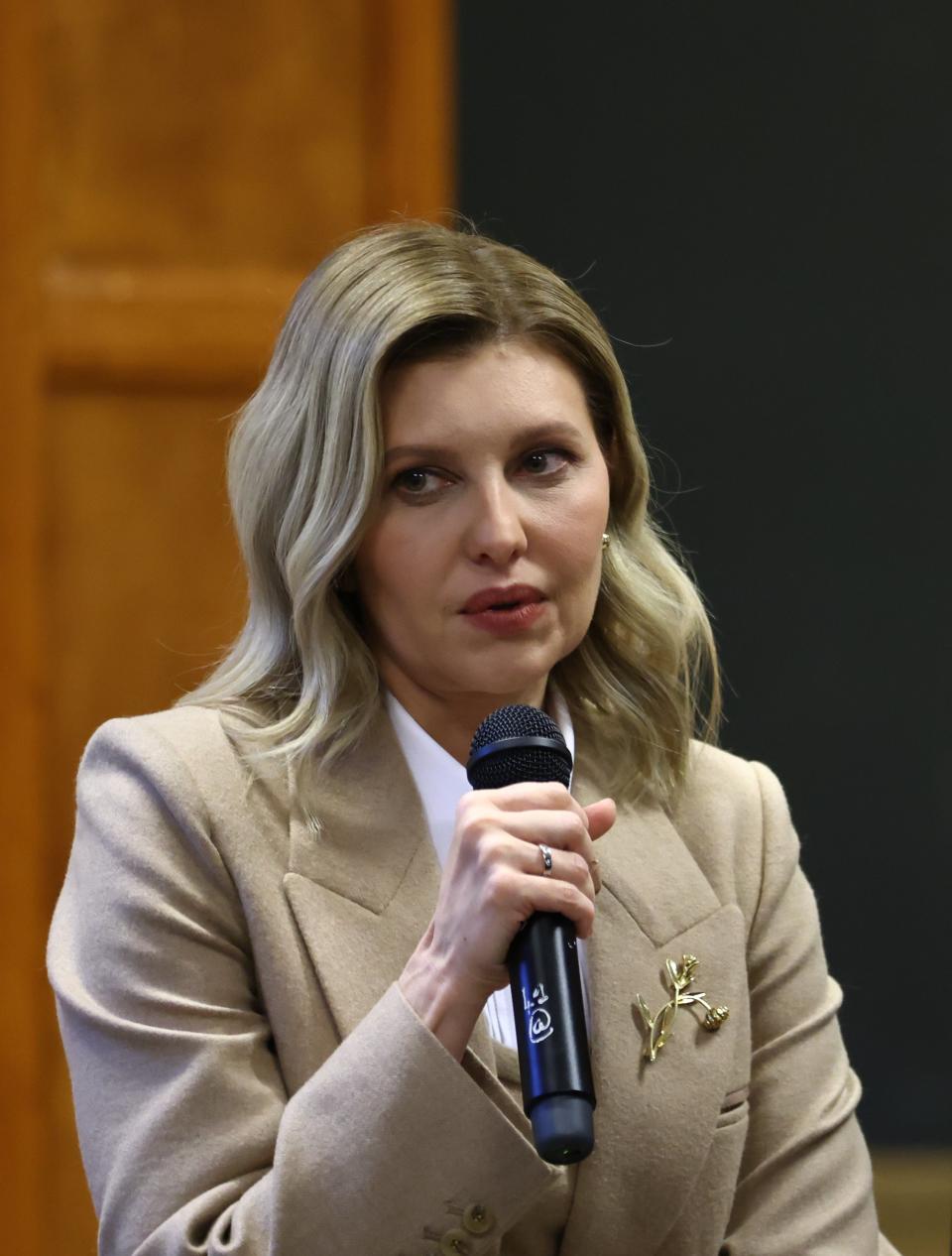 Olena Zelenska delivered a speech during her visit to a school in the 5th arrondissement (EPA/Mohammed Badra)