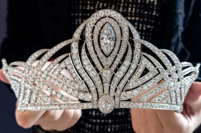 Un empleado de la casa de subastas Christie's muestra la Tiara de Diamantes Bessborough el 15 de mayo de 2023 en Ginebra