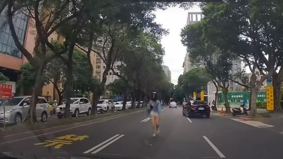 女騎士走在車道上，嚇得駕駛緊急煞停。（圖／YouTube WoWtchout - 地圖型行車影像分享平台）