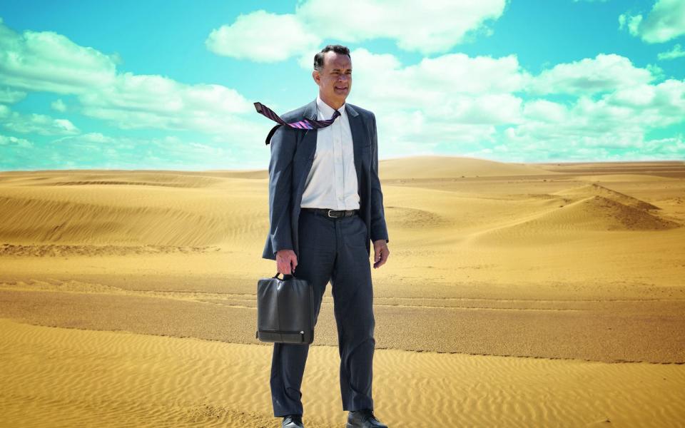 Sein nächster Film führte Tom Hanks in die Wüste: In Tom Tykwers "Ein Hologramm für den König" (2015) muss er als amerikanischer Geschäftsmann in der saudi-arabischen Wüste einen millionenschweren Auftrag an Land ziehen - und gleichzeitig sein verkorkstes Leben in Griff kriegen. (Bild: X Verleih / Oberon Film GmbH)