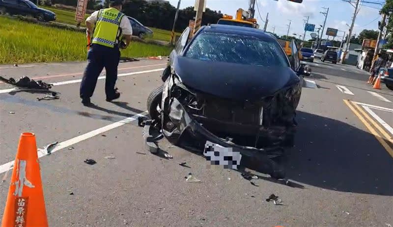 兩輛轎車的車頭嚴重毀損，零件四散，2名駕駛輕傷送醫。(圖／翻攝畫面)