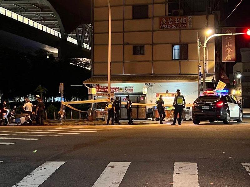24日晚間，潭子火車站附近一家滷味攤，老闆遭行刑式爆頭槍擊，警方獲報立刻封鎖現場蒐證。（翻攝畫面）