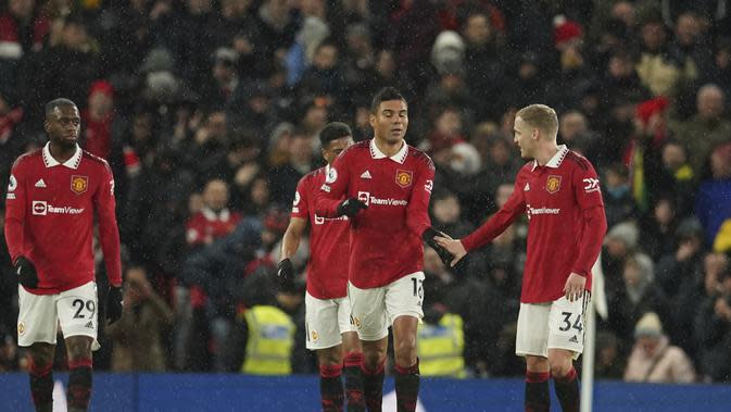 <p>Casemiro (tengah) mencetak gol pembuka Manchester United&nbsp;dalam pertandingan Liga Inggris melawan Bournemouth di Old Trafford, Rabu, 4 Januari 2023. MU menang 3-0. (AP Photo / Dave Thompson)</p>