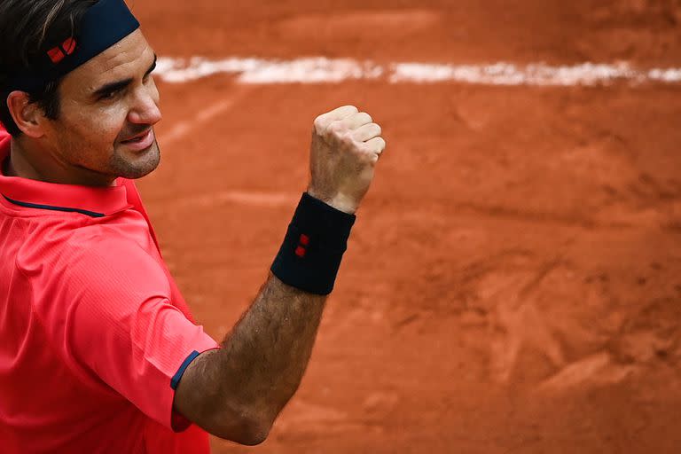 El 3 de junio de 2021, Roger Federer de Suiza celebra después de ganar contra Marin Cilic de Croacia durante su partido de tenis de la segunda ronda de individuales masculinos en el día 5 del torneo de tenis Roland Garros 2021.
