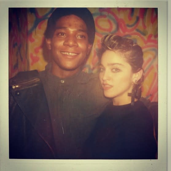 On a tendance à l’oublier mais Madonna a vécu une histoire forte avec une légende de la peinture. Alors qu’elle n’est pas encore une superstar, elle fréquente la scène artistique et underground new-yorkaise. C’est ainsi que dans les années 80, elle fait la connaissance de Keith Haring et de Jean-Michel Basquiat. C’est de ce dernier dont elle tombe amoureuse mais le peintre américain d’avant-garde est dépendant à la drogue. Cette addiction pousse la chanteuse à le quitter. Très affecté par cette rupture, Basquiat lui réclame les tableaux qu’il lui a offerts et les recouvre entièrement de peinture noire. "<em>Il n’arrêtait pas de prendre de l’héroïne. C’était un homme extraordinaire et profondément talentueux. Je l’aimais</em>", confie-t-elle dans le <em>Howard Stern Show</em> au sujet de celui qui est décédé d’une overdose en 1988. ©instagram@madonna