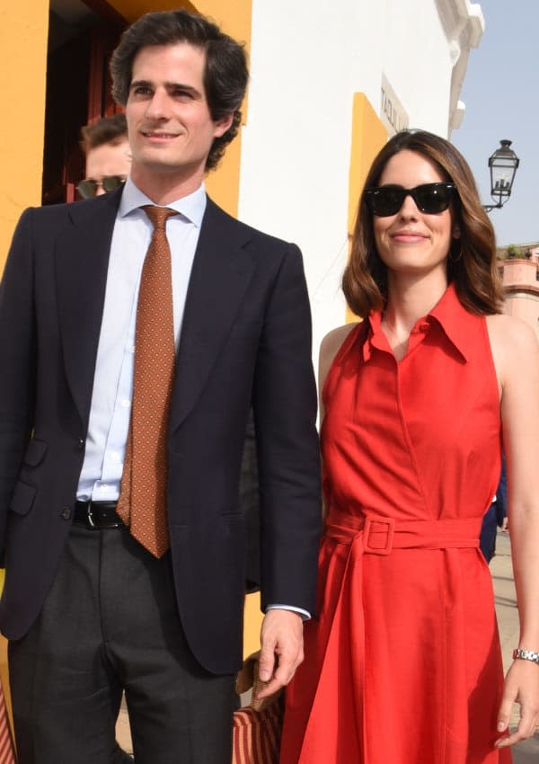 Sofía Palazuelo con vestido camisero rojo