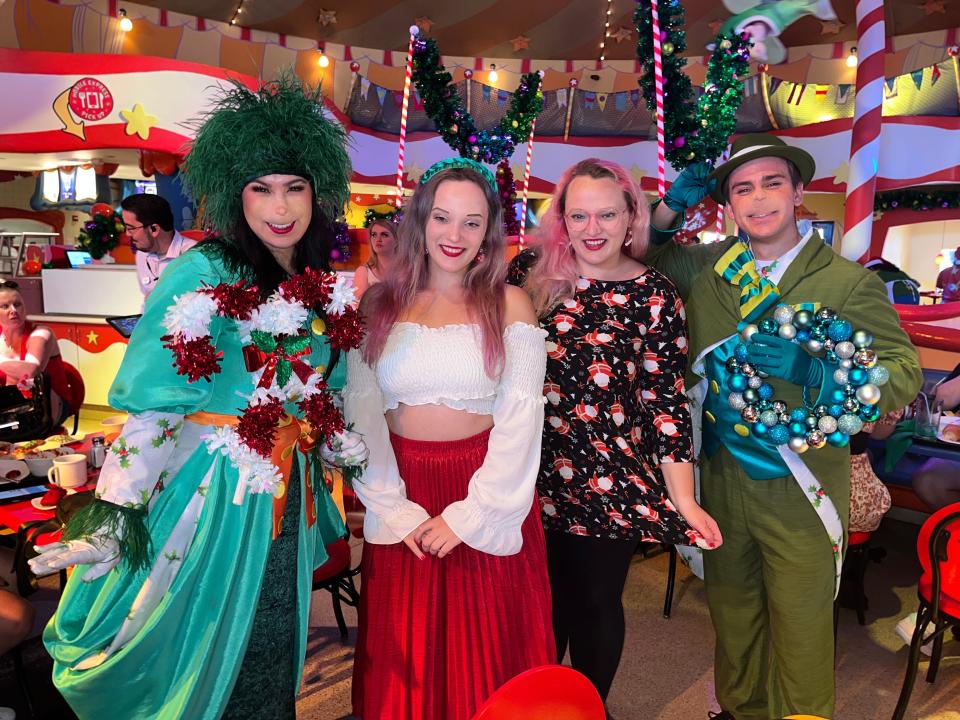 jenna and casey posing with who performers at the grinch character breakfast in universal