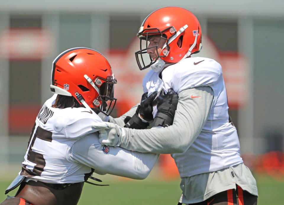 Browns tight end David Njoku, left, works on a blocking drill during a practice session last season. Becoming a good blocker is part of Njoku's development as a top-tier NFL tight end. [Phil Masturzo/ Beacon Journal]