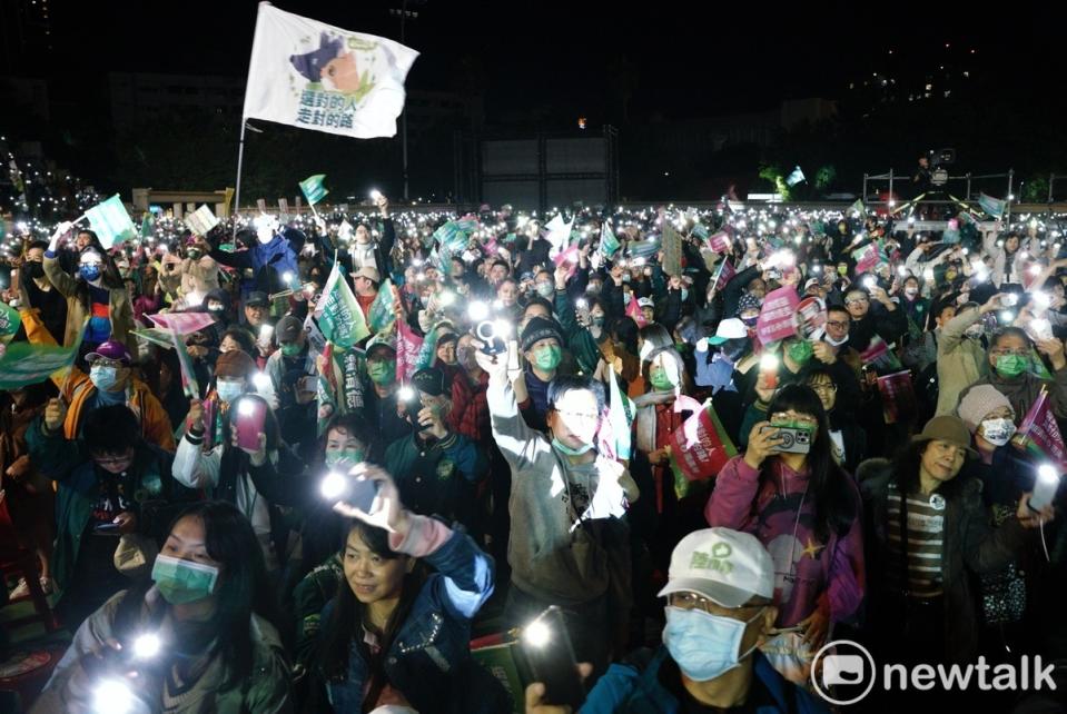 民進黨在板橋第二運動場舉辦選前之夜，支持者嗨翻天。   圖：張良一/攝