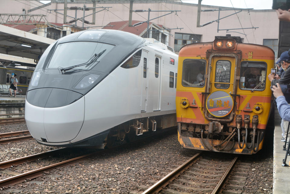 台鐵東幹線3款柴聯自強號26日退役，第一趟紀念列車於上午10時45分從樹林站始發，由DR2800型柴聯自強號（右）擔綱，與即將接受服務旅客的EMU3000城際列車（左）並列停靠。（中央社）