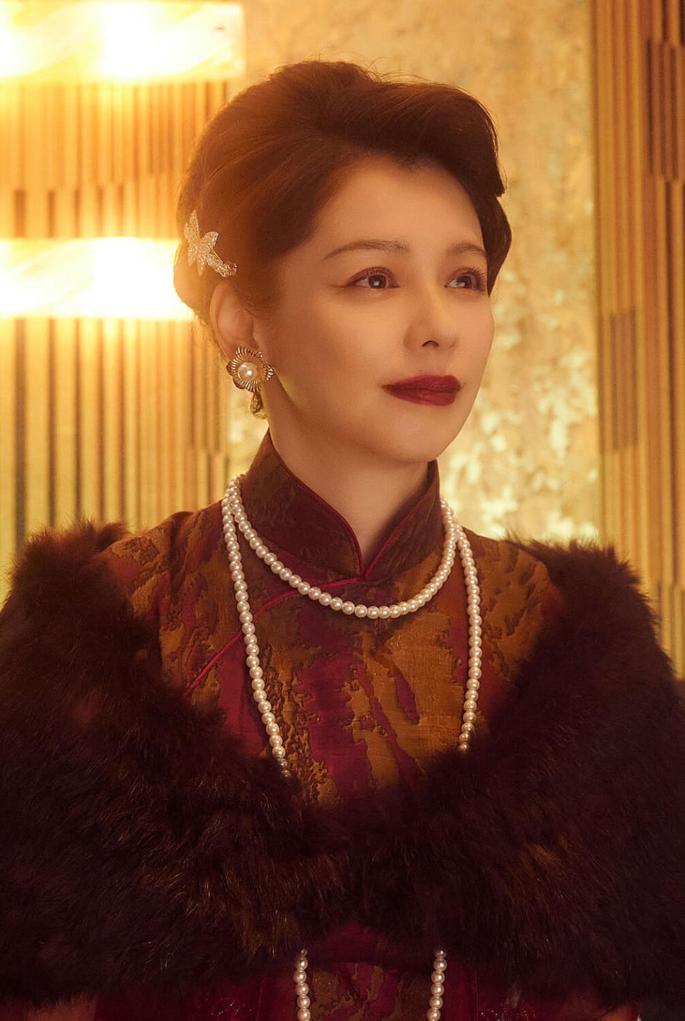 徐若瑄在《華燈初上》第二部客串「光」日式酒店前任老闆「瓊芳媽媽桑」。（圖／Netflix、百聿數碼）