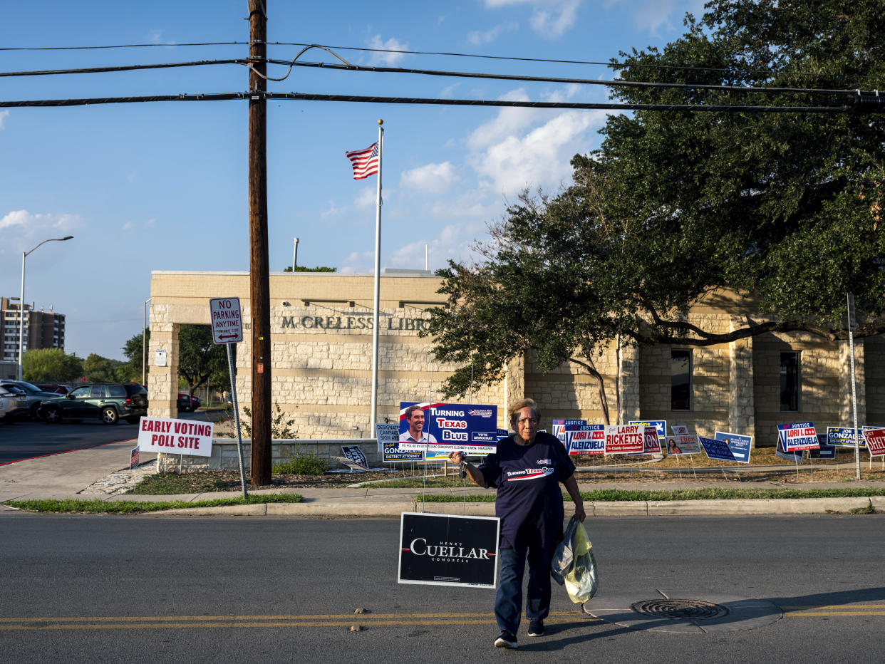 Grace Reyna, una integrante de 76 años de Demócratas Texanos en el condado de Bexar guarda su material de campaña después de pasar un día en la biblioteca McCreless, un centro de votaciones anticipadas, en San Antonio, Texas, el lunes 24 de octubre de 2022. (Matthew Busch/The New York Times)
