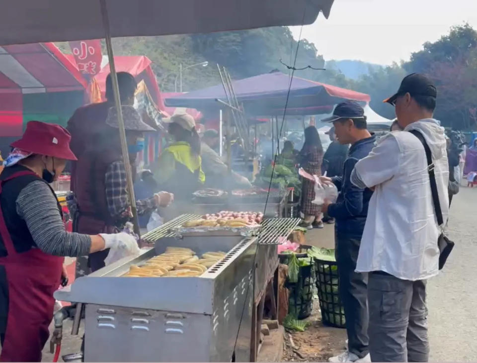 <strong>原鄉風味的烤香腸也是遊客祭五臟廟的首選。（圖／中天新聞）</strong>