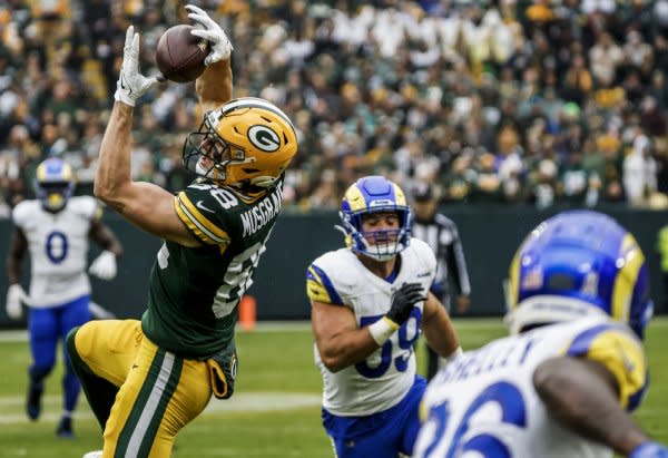 Green Bay Packers tight end Luke Musgrave (L) catches a pass in front of Los Angeles Rams linebacker Troy Reeder (C) and cornerback Duke Shelley on Sunday at Lambeau Field in Green Bay, Wis. Photo by Tannen Maury/UPI