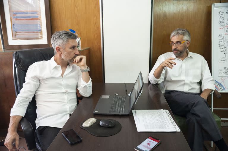 Los médicos Gonzalo Pérez Marc y Fernando Polack, en una de las oficinas del Hospital Militar Central de Buenos Aires