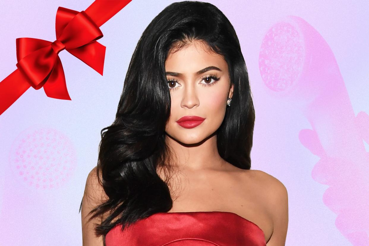 Kylie-Jenner-Considers-This-Wrinkle-Reducing-Skin-Device-a-Top-Holiday-Gift-GettyImages-1096886160-