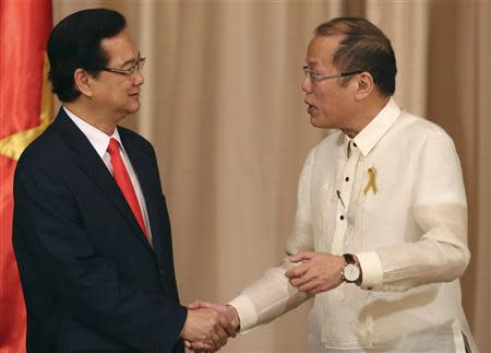 Philippines' President Benigno Aquino shakes hands with Vietnam's Prime Minister Nguyen Tan Dung (L) after a joint news conference at the Malacanang Presidential Palace in Manila May 21, 2014. REUTERS/Aaron Favila/Pool