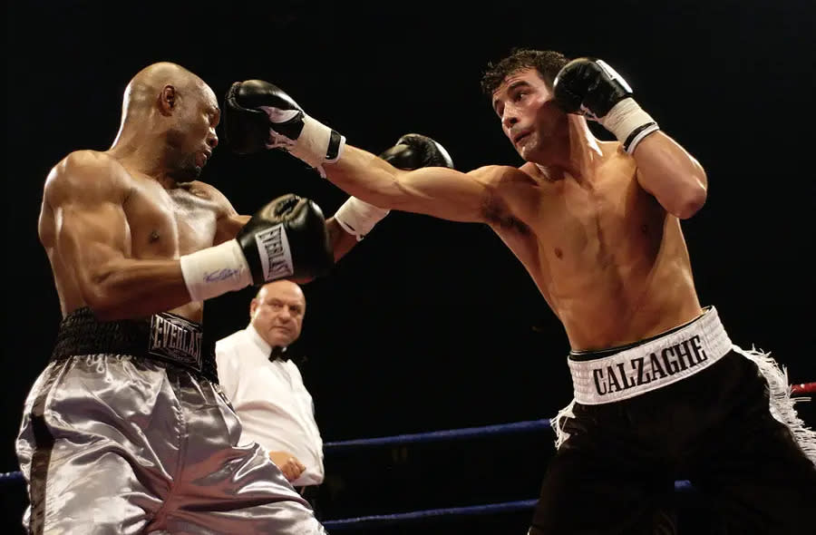 JOE CALZAGHE (r.): Der Brite mit italienisch-walisischen Wurzeln blieb während seiner Profikarriere in 46 Kämpfen ungeschlagen. Der "Italian Dragon" brillierte durch Schnelligkeit, Schlagkraft und seine Schlagkombinationen, zeigte aber auch Nehmerqualitäten. Roy Jones jr. und Bernard Hopkins besiegte er, nachdem er selbst zu Boden musste