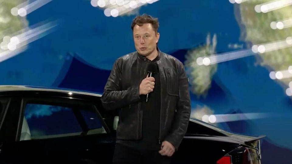 Elon Musk ajuste sa stratégie pour ne pas exposer Tesla. // Source : Capture Numerama / YouTube Tesla