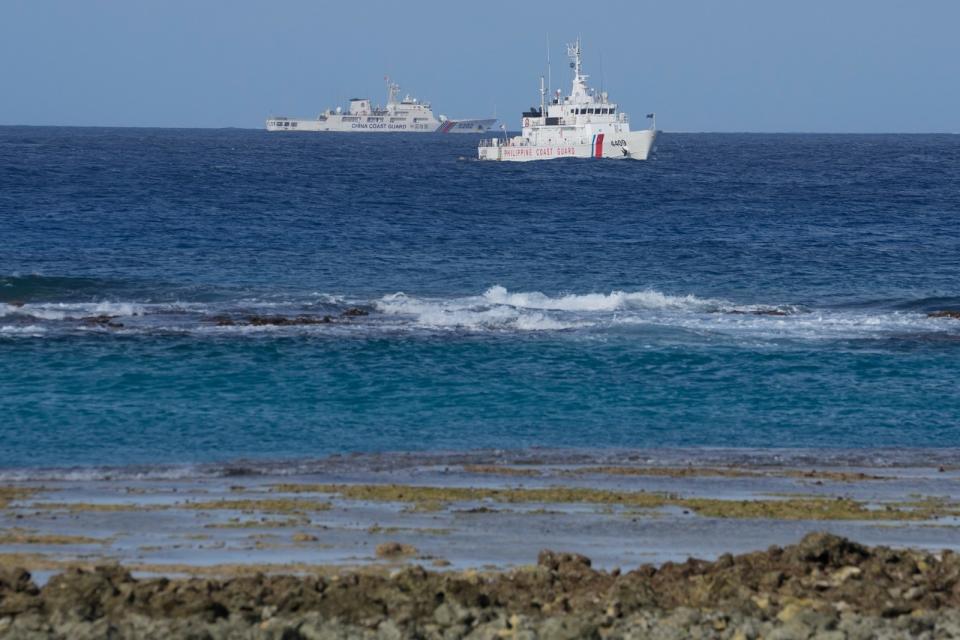 中國海警船和菲律賓海防船1日出現在南海中業島附近。美聯社
