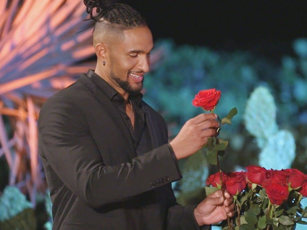 Der neue Bachelor verteilt die ersten Rosen: David Jackson. (Bild: Foto: RTL)