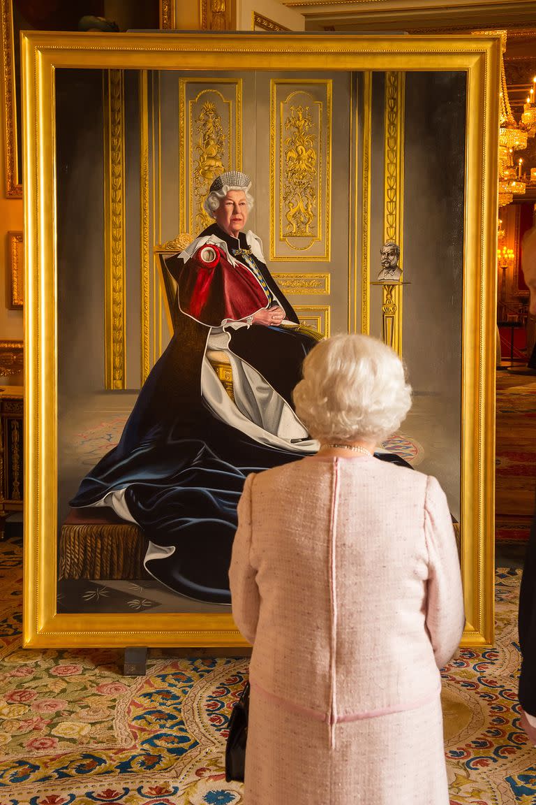 La reina Isabel II contempla un retrato suyo realizado por el artista británico Henry Ward, que marca seis décadas de patrocinio a la Cruz Roja Británica, y que ha sido desvelado en el Castillo de Windsor el 14 de octubre de 2016 en Windsor, Inglaterra.